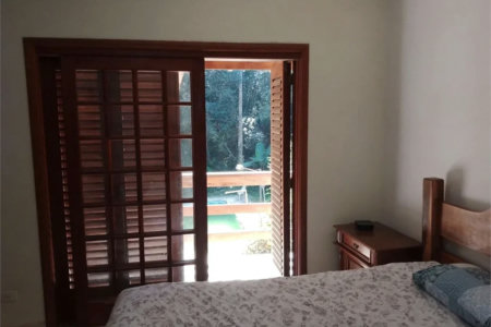Casa à venda com 4 quartos, sendo 1 suíte, no condomínio Quinta da Cachoeira, Embu das Artes - SP