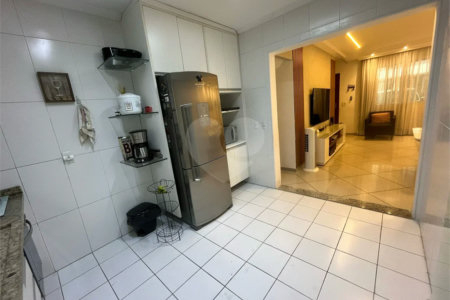 Casa à venda com 3 quartos, sendo 1 suíte, no condomínio Residencial Villagio Vitória, Guarulhos - SP