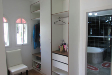 Casa de Alto Padrão com 5 Suítes e Lazer Completo– Guarujá