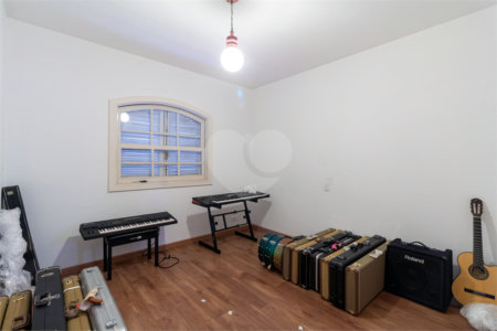 Casa à venda com 4 quartos, sendo 2 suítes,  no condomínio Vila das Flores, São Paulo - SP