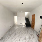 Sobrado Novíssimo à Venda – 3 Dormitórios, Suíte, Quintal e 6 Vagas – 132m² de Terreno