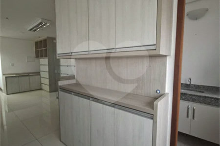 SALA COMERCIAL DE 90 M² COM 12 BAIAS, SALA DE REUNIÃO, AR-CONDICIONADO CENTRAL E 2 VAGAS!