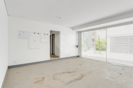 Casa à venda com 4 quartos, sendo 3 suítes, no condomínio Jardim Flora, São Paulo - SP