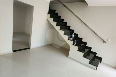 Sobrado à venda com 3 quartos, sendo 1 suíte, em Vila Vitório Mazzei, São Paulo, SP