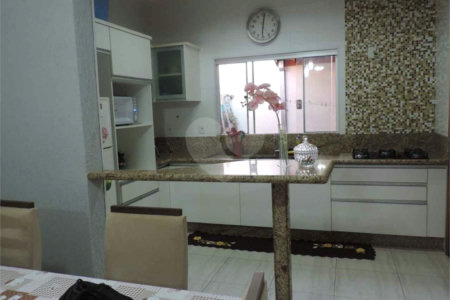 Casa Térrea com 2 dormitórios, sendo 1 suíte.