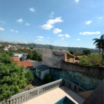 Casa à venda com 4 quartos, sendo 1 suíte, no condomínio Shangri-la, Atibaia - SP