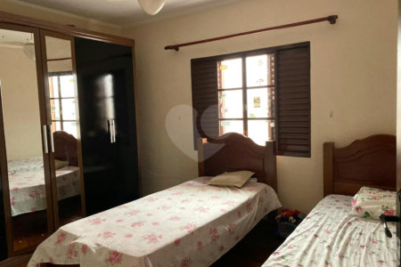 Casa à venda com 4 quartos, sendo 1 suíte, no Centro, Bom Jesus dos Perdões, SP