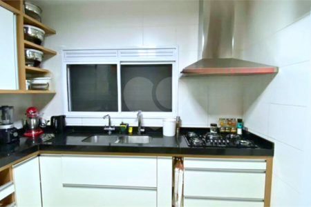 Casa à venda com 4 quartos, sendo 2 suítes, no condomínio Sunríse, São Paulo - SP