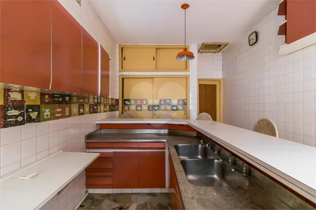 Casa à venda em Moema de 280m² com 4 dormitórios, sendo 1 suíte e 2 vagas de garagem.