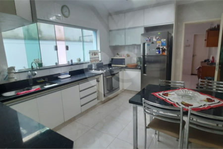 Sobrado à venda com 4 quartos, sendo 1 suíte, em Vila Lúcia, São Paulo, SP