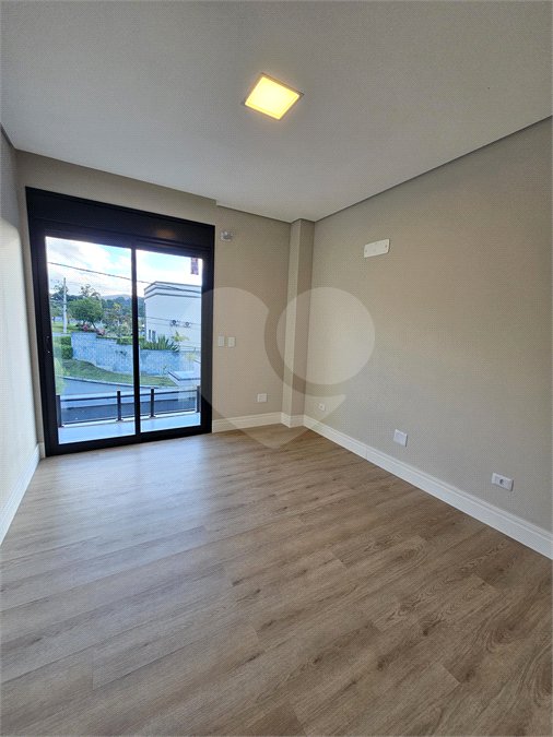 Casa à venda com 3 quartos, sendo 1 suíte,  no condomínio Villas do Jaguari, Santana de Parnaíba - SP