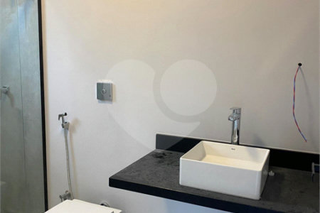 Casa à venda com 4 quartos, sendo 3 suítes, no condomínio Recanto dos Paturis, Vinhedo - SP