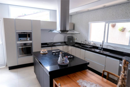 Casa à venda com 5 quartos, sendo 4 suítes, no condomínio Flamboyant, Atibaia - SP