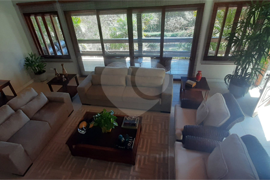 Casa à venda com 4 quartos, sendo 3 suítes, no condomínio Sausalito, Mairiporã - SP