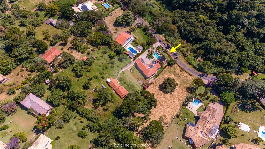 Casa à venda com 4 suítes no condomínio Vale da Santa Fé, Vinhedo - SP