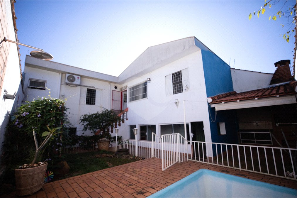 Casa com 4 Dormitórios e área de lazer com piscina