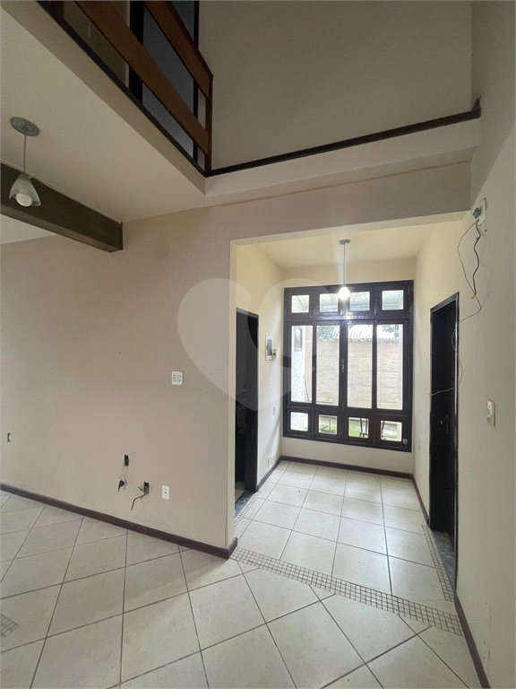 Casa à venda com 5 quartos, sendo 3 suítes, no condomínio Recanto das Palmeiras, Rio de Janeiro - RJ
