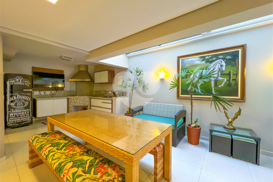 Casa à venda com 3 quartos, sendo 2 suítes, no condomínio Floradas da Serra, São Paulo - SP