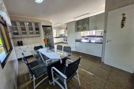 Casa à venda com 4 suítes no condomínio Villa Viana II, Cotia - SP
