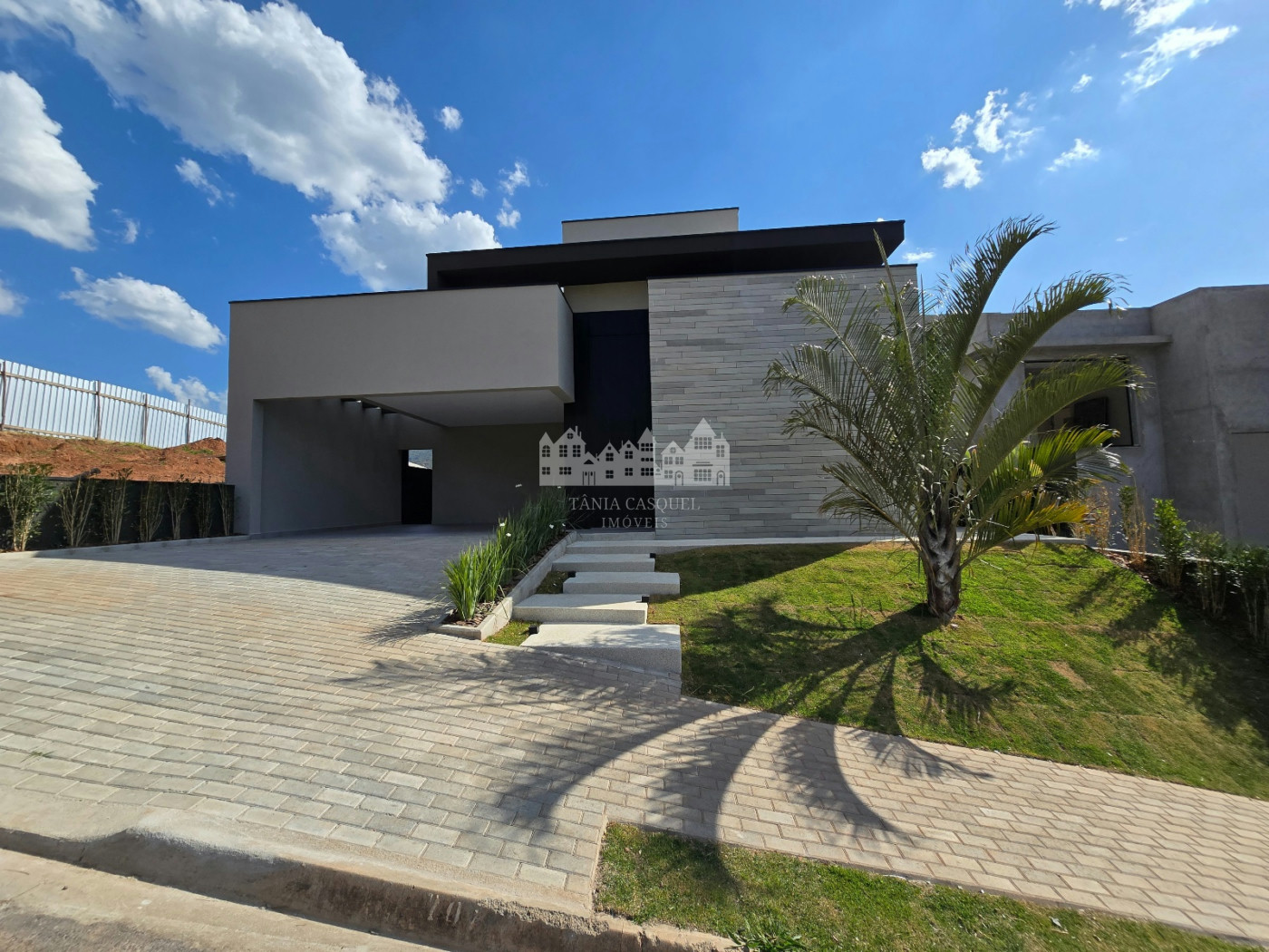 Casa térrea à venda com 3 quartos, sendo 1 suíte, no condomínio Portal Lamis, Atibaia - SP