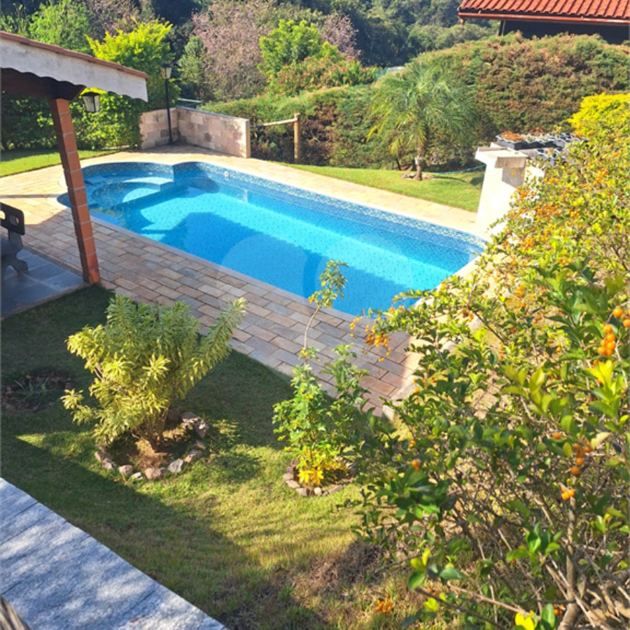 Casa em condomínio fechado com 03 dormitórios, churrasqueira e piscina em Bom Jesus dos Perdoes sp