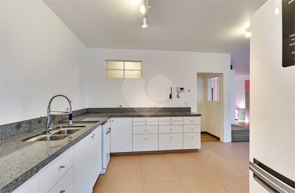 Casa para alugar com 5 quartos, sendo 3 suítes,  em Chácara Monte Alegre, São Paulo, SP