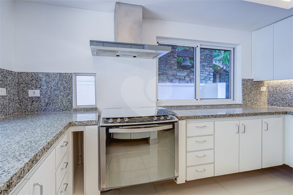 Casa para alugar com 5 quartos, sendo 3 suítes, no condomínio Chácara Flora, São Paulo - SP