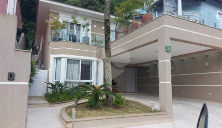 Sobrado à venda com 3 suítes em Horto, São Paulo, SP