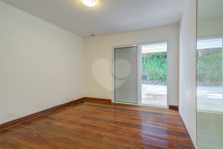 Casa para alugar com 5 quartos, sendo 3 suítes, no condomínio Chácara Flora, São Paulo - SP
