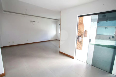 Casa à venda com 4 quartos, sendo 3 suítes, no condomínio Lícia de Alvarenga, Rio de Janeiro - RJ