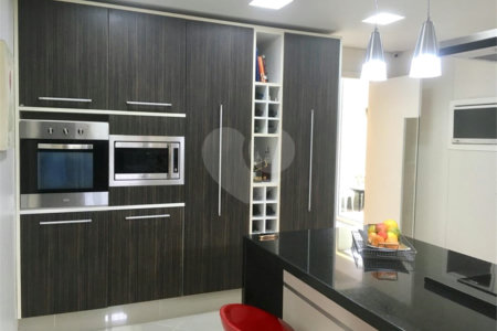 Sobrado à venda com 4 quartos, sendo 3 suítes, em Brooklin, São Paulo, SP