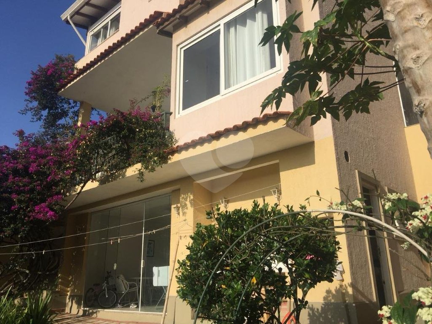 Casa à venda com 5 quartos, sendo 4 suítes, no condomínio Jardim Vitória Régia, São Paulo - SP