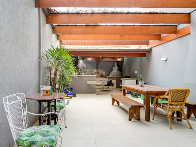 Casa à venda com 4 quartos, sendo 2 suítes,  no condomínio Vila dos Ipês, São Paulo - SP