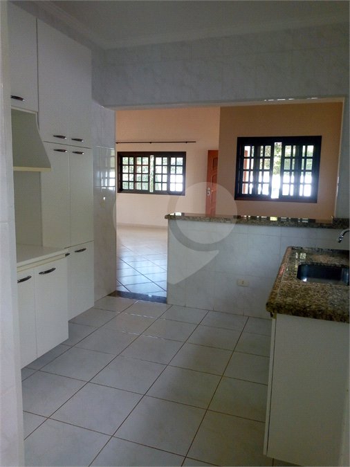 Casa em condomínio para alugar com 3 quartos, sendo 1 suíte, em Vila Petrópolis, Atibaia, SP