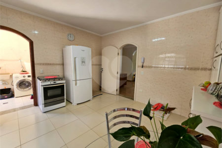 Casa térrea em Atibaia com 3 dormitórios (2 suítes), piscina, espaço gourmet, condomínio fechado