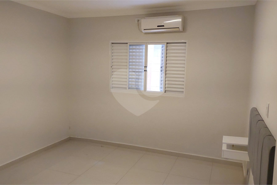 Sobrado à venda com 4 quartos, sendo 3 suítes, em Tremembé, São Paulo, SP