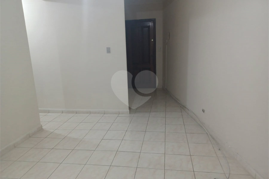Apartamento super bem localizado, com 01 dormitório e armário embutido