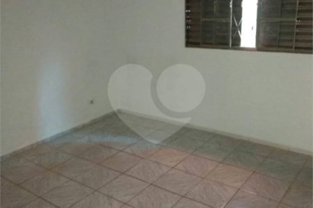 Casa térrea no Loteamento Habitacional São Carlos 1, sendo 3 Dormitórios e 1 suíte
