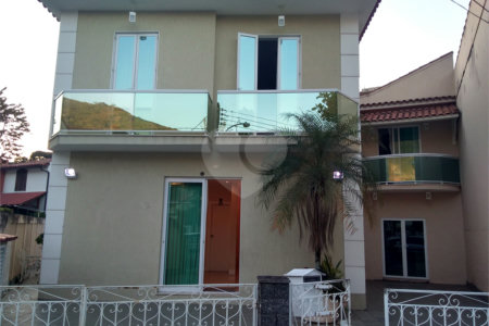 Casa à venda com 3 quartos, sendo 1 suíte,  no condomínio Conselheiro Ferraz, Rio de Janeiro - RJ
