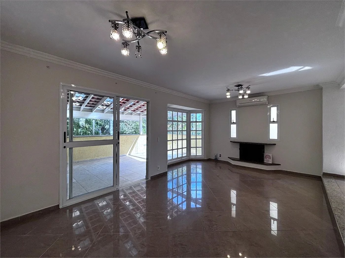 Casa à venda com 3 quartos, sendo 1 suíte,  no condomínio Villagio da Granja, Cotia - SP