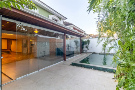 Casa à venda com 4 quartos, sendo 3 suítes, no condomínio Village Place, São Paulo - SP