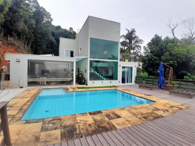 Casa à venda com 3 quartos, sendo 1 suíte,  no condomínio Alpes da Cantareira, Mairiporã - SP