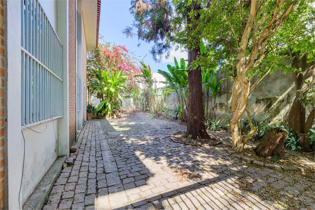 Sobrado à venda ou para alugar com 4 quartos em Jardim Petrópolis, São Paulo, SP