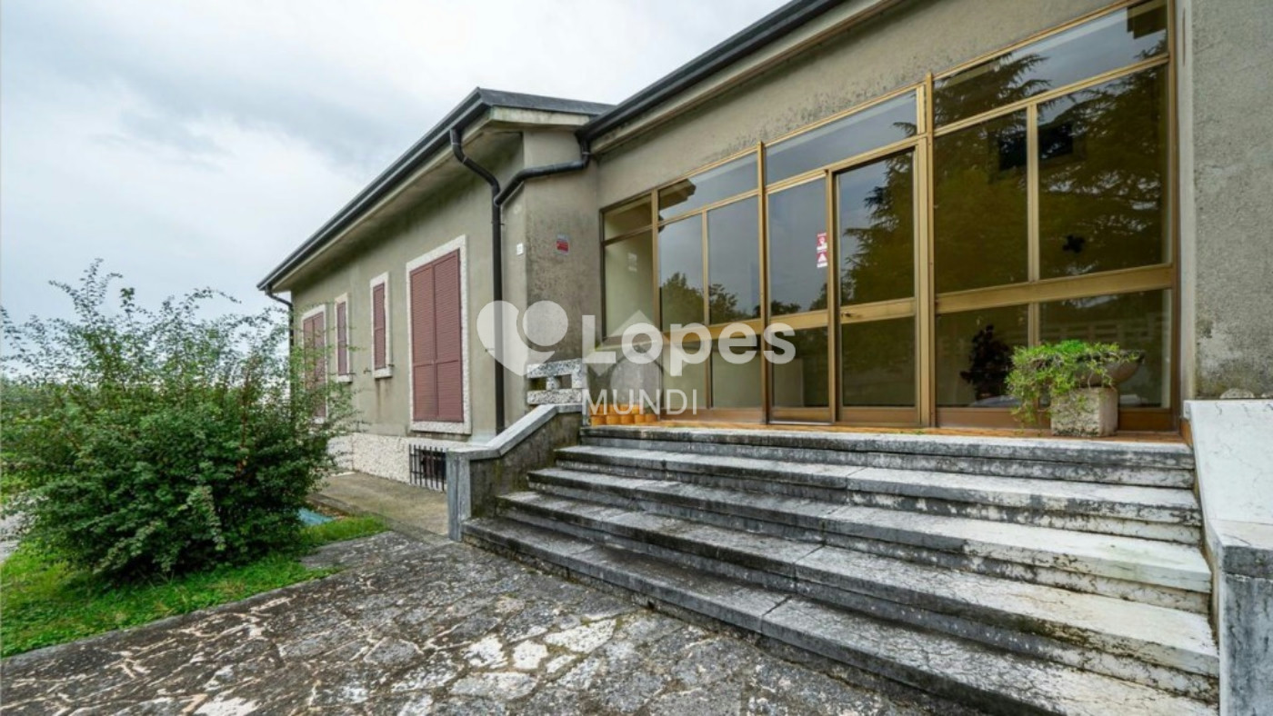 Casa multifamiliar à venda em Verona, Itália – 3 unidades e 12.000 m²