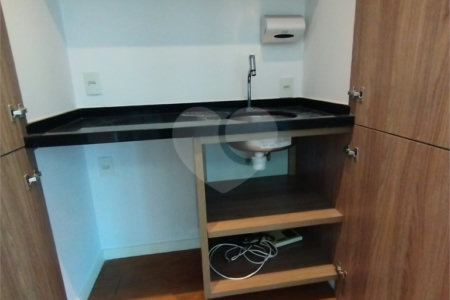 Sala comercial na Oscar Freire à venda Sala coml à venda na Oscar Freire OPORTUNIDADE Sala coml esquina. Rebouças