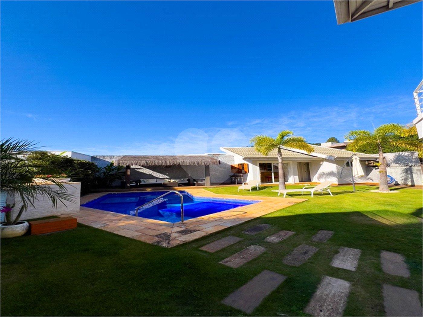 Casa à venda ou para alugar com 3 suítes no condomínio Figueira Garden, Atibaia - SP