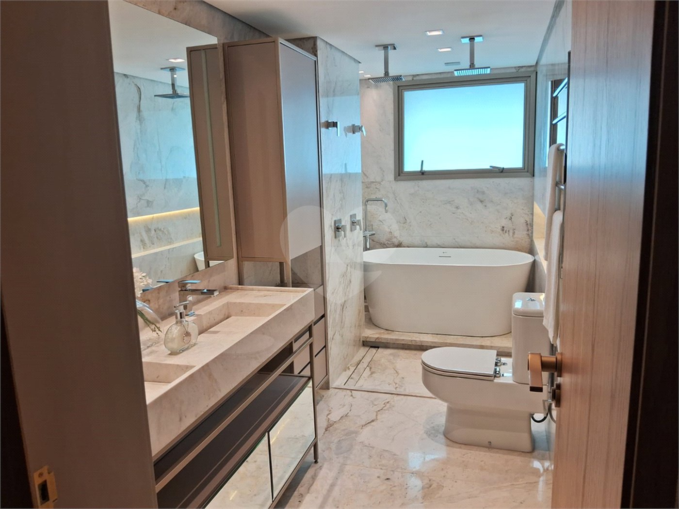 Apartamento à venda com 3 suítes em Moema, São Paulo, SP