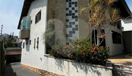 Sobrado à venda com 4 quartos, sendo 2 suítes,  em Vila Oliveira, Mogi das Cruzes, SP
