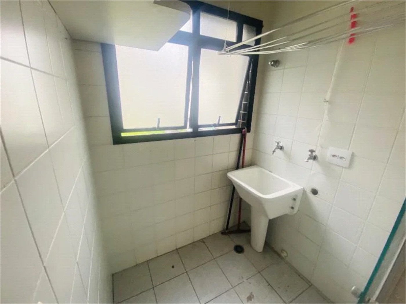 Apartamento com 2 dormitórios , uma suíte e 2 vagas cobertas . Excelente Valor
