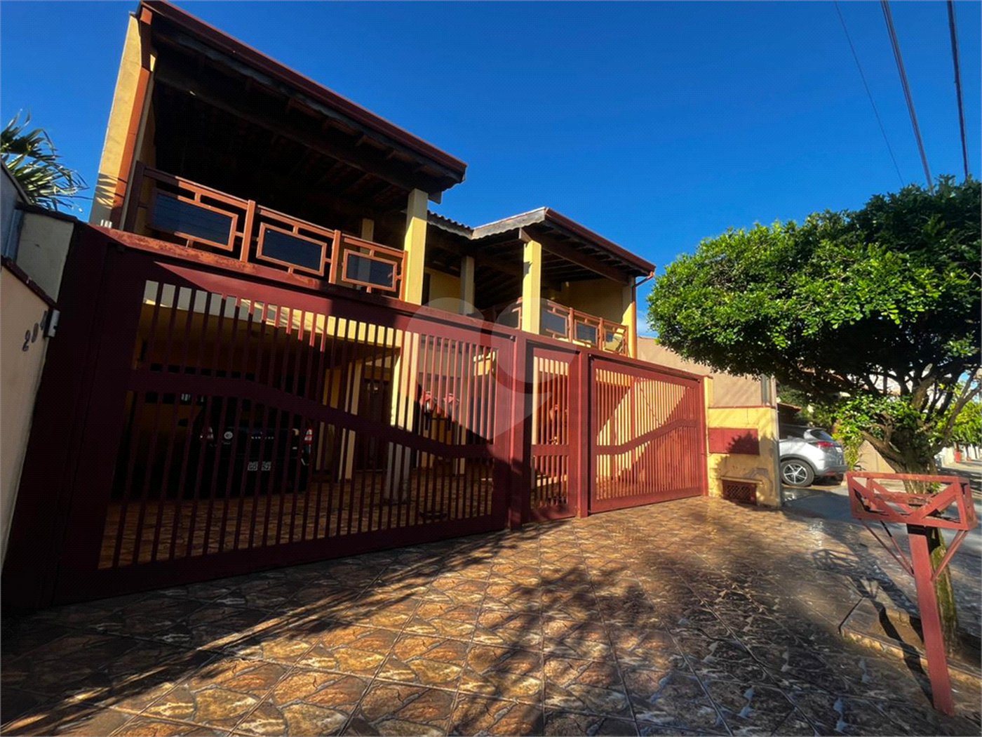 Casa à Venda na Rua Principal do Parque Fehr com Aquecedor Solar